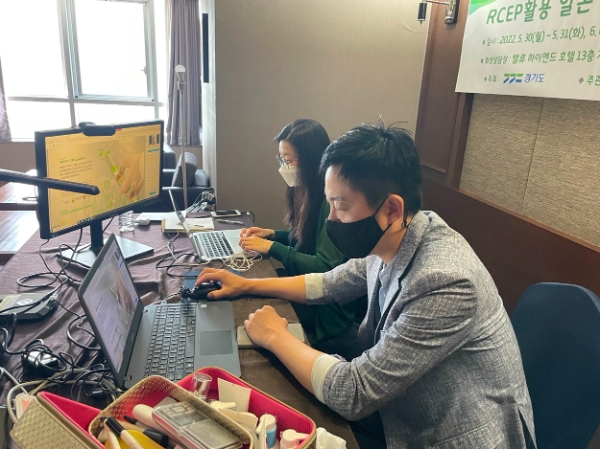 비대면 수출상담 벌이는 일본시장 개척단 모습.