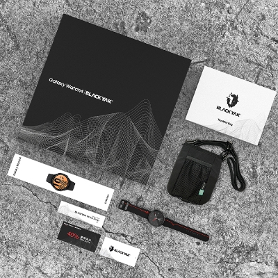 15일 국내 출시하는 '갤럭시 워치4 블랙야크 패키지' 사진. '갤럭시 워치4 블랙야크 패키지'는 ▲갤럭시 워치4 ▲블랙야크 전용 스트랩 ▲블랙야크 워치 페이스 ▲블랙야크 텀블러 가방 ▲블랙야크 40% 제품 할인권으로 구성됐다.