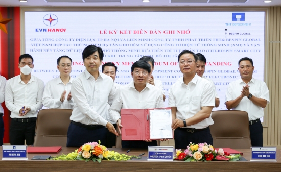 대우건설 THT디벨롭먼트 안국진 법인장(왼쪽)과 하노이전력공사 응우엔 단 듀엔 대표이사(가운데), 베스핀글로벌 베트남 김태호 법인장(오른쪽)이 AMI 구축 시범사업 MOU에 서명하고 기념촬영을 하고 있다./사진 제공 = 대우건설