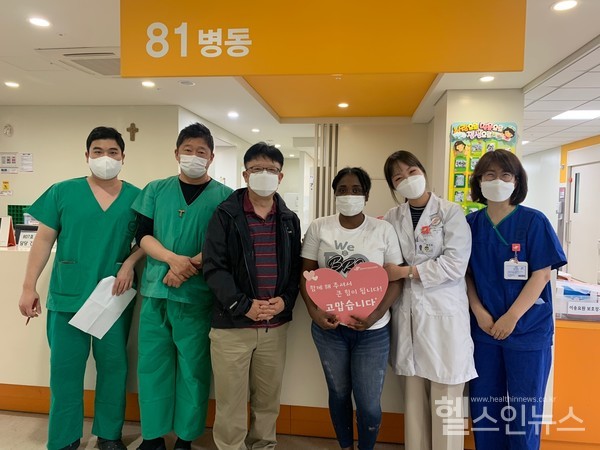 (왼쪽부터)한림대학교동탄성심병원김형민레지던트2년차,신경외과신일영교수,개인후원자하지공업주식회사안태상대표이사,환아어머니,사회사업팀배진희사회복지사,81병동유주현수간호사