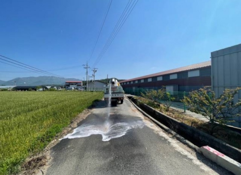 양돈농장 입구 소독 모습 (사진제공 = 해남군)