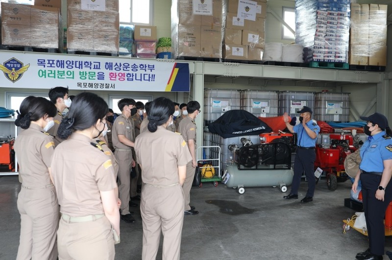 목포해경이 해경 전용부두 내 방제지원센터에서 목포해양대 재학생들을 대상으로 현장학습을 진행하고 있다. (사진제공 = 목포해양경찰서)