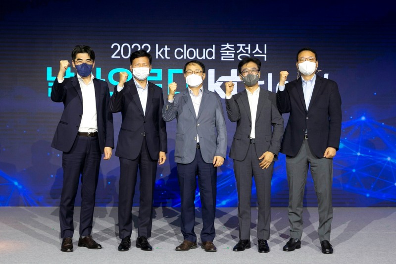 kt cloud 출정식 행사를 마치고 (왼쪽부터) kt cloud 황태현 경영기획본부장, kt cloud 윤동식 대표, KT 구현모 대표, kt cloud 김승운 IDC본부장, kt cloud 남충범 Cloud본부장이 기념촬영을 하고 있다./사진 제공 = kt cloud
