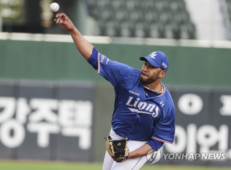 (부산=연합뉴스) 8일 부산 사직야구장에서 열린 프로야구 삼성 라이온즈와 롯데 자이언츠의 경기. 1회말 삼성 선발투수 수아레즈가 역투하고 있다.