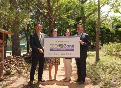 신한카드는 그린컨슈머와 함께하는 두번째 친환경 에코존을 오픈했다고 9일 밝혔다. 부산APEC나루공원에서 열린 오픈행사에 참석한 문동권 신한카드 경영기획그룹장(사진 왼쪽부터), 김경조 부산그린트러스트 이사장, 주유신 부산국제어린이청소년영화제 수석프로그래머, 이윤재 해운대구청 부구청장이 기념사진을 촬영하고 있다.