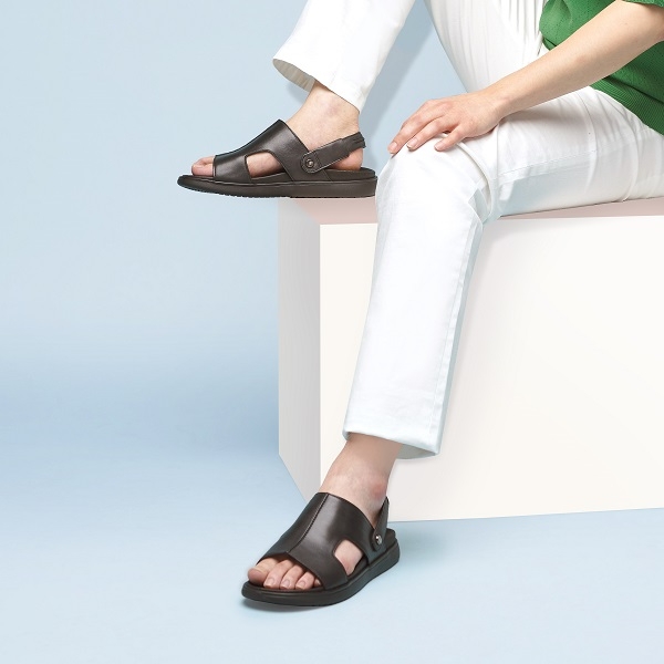 소다, 무더운 여름 대비한 패션 아이템 ‘레더 투 웨이 샌들’ 선보여