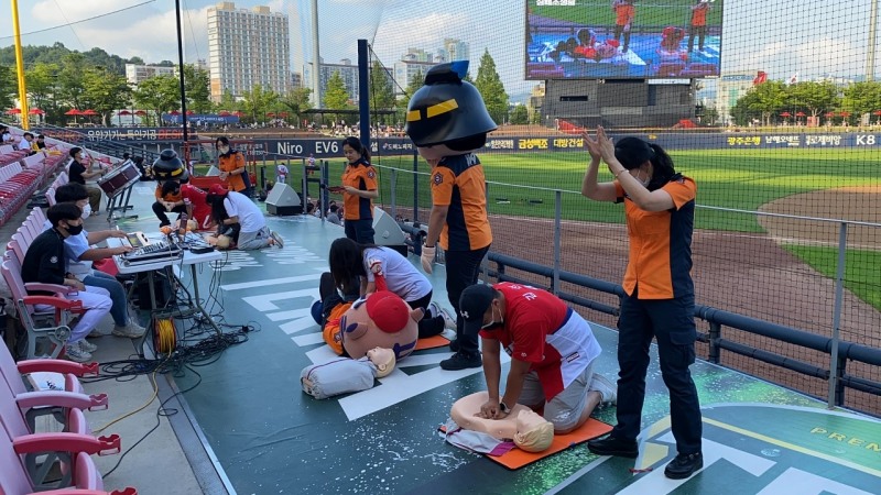 프로야구 경기장에서 심페소생술 홍보 행사를 진행하는 모습 (사진제공 = 광주광역시)