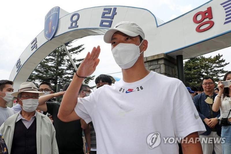 (논산=연합뉴스) 축구 국가대표 대표팀 황희찬(울버햄프턴)이 9일 오후 충남 논산시 연무읍 육군훈련소에 입소하며 경례하고 있다