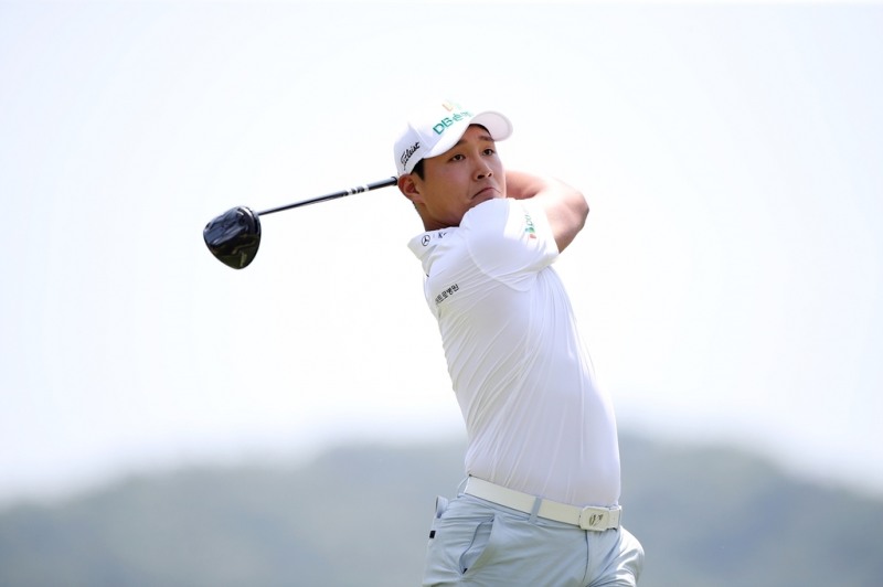 12번 홀(파3)에서 티샷을 그린에 올린 서요섭은 그린 주위 해저드에서 자신의 퍼트 차례를 기다리는 중 뒤에서 오는 카트를 피하다 퍼터를 물에 빠뜨렸다.갑작스러운 상황에 서요섭은 크게 당황했지만 캐디가 급하게 물에 뛰어들어 퍼터를 건져냈고, 서요섭은 이 퍼터로 버디 퍼트를 성공시킨 뒤 환하게 웃었다.경기 뒤 서요섭은 "17년 동안 골프를 하면서 처음 겪는 해프닝이라 당황스러우면서도 웃겼다"며 "다행히 이런 경험이 있던 캐디가 퍼터를 꺼내 줬고, 덕분에 이 홀에서 버디까지 기록했다"고 당시 상황을 전했다.대회 2연패를 노리는 서요섭은 첫날 기대한 만큼의 성적을 내진 못했지만, 남은 세 라운드에서 기필코 역전 우승을 이루겠다는 각오다.서요섭은 "오늘 퍼트 감각이 좋지 않았지만 준수한 성적으로 마무리해 만족스럽다"며 "2라운드부터 그린에서의 플레이가 괜찮아지면 좋은 성적을 기대해봐도 될 것 같다"고 말했다.