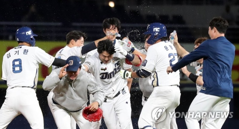 (창원=연합뉴스) 9일 경남 창원NC파크에서 열린 '2022 신한은행 쏠(SOL) KBO 리그' NC 다이노스와 SSG 랜더스 경기. 9회 말 1사 1·2루 상황 끝내기 안타를 친 NC 4번 양의지(25번)가 동료와 기뻐하고 있다. 양의지 안타로 NC는 SSG에 5대 4로 승리했다.