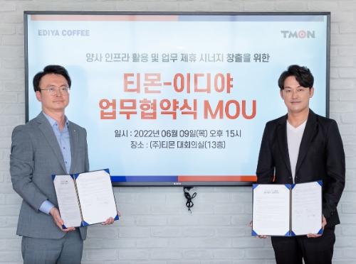 지난 9일 티몬 박성호 제휴전략본부장(오른쪽)과 이디야커피 홍재범 마케팅본부장(왼쪽)이 전략적 업무제휴를 체결하고 기념사진을 촬영하고 있다.