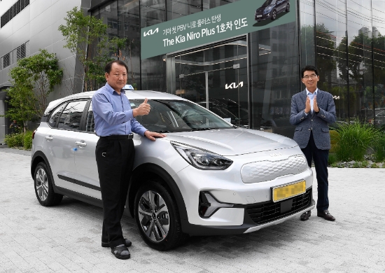 권혁호 기아 국내사업본부장(부사장)과 니로 플러스 1호차 주인공인 기호경 씨가 기념 촬영을 하고 있는 모습.