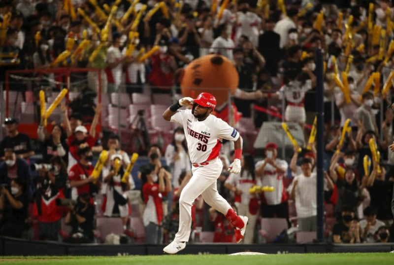 9일 광주 LG전에서 멀티홈런으로 두자릿수 홈런 대열에 들어선 소크라테스가 관중들의 열렬한 환영을 받으며 홈인하고 있다.[연합뉴스 제공]