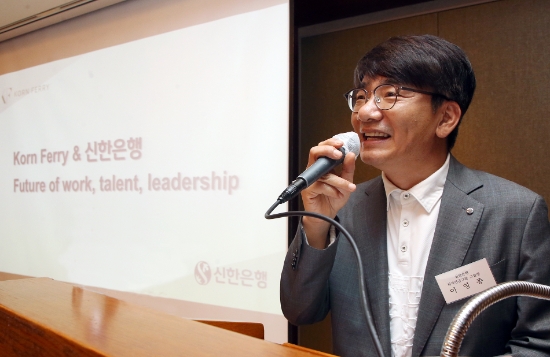 지난 9일 서울 중구에 위치한 롯데호텔 서울에서 진행된 ‘HR리더를 위한 세미나’에서 신한은행 이영종 퇴직연금그룹장이 축사를 하고 있는 모습