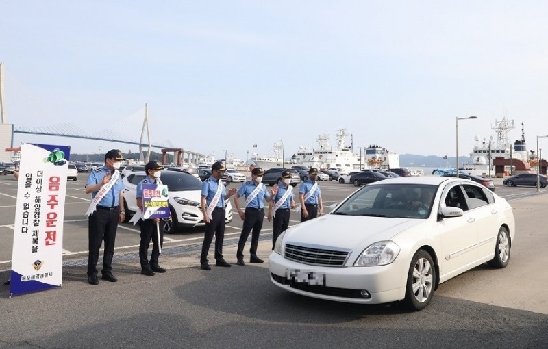 지난 9일 진행 된 음주운전 근절 캠페인을 실시하고 있다. (사진제공 = 목포해양경찰서)