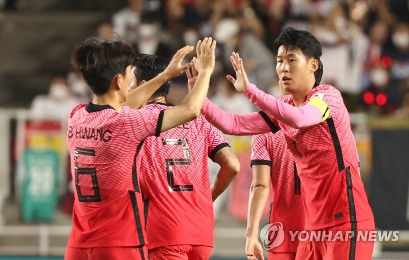 (수원=연합뉴스) 10일 오후 수원월드컵경기장에서 열린 남자 축구 국가대표팀 평가전 대한민국 대 파라과이의 경기. 대한민국 손흥민이 추격 골을 넣고 동료와 기뻐하고 있다.