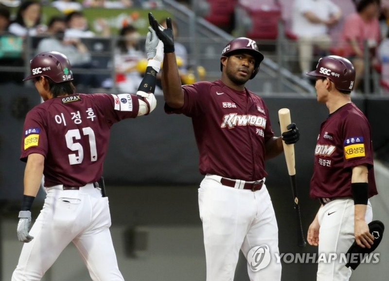 (광주=연합뉴스) 10일 광주기아챔피언스필드에서 열린 프로야구 2022 KBO리그 키움 히어로즈와 KIA 타이거즈의 경기. 키움 3회초 1사 1루에서 3번 타자 이정후가 우월 투런홈런을 때리고 홈인한 뒤 푸이그와 세리머니하고 있다.