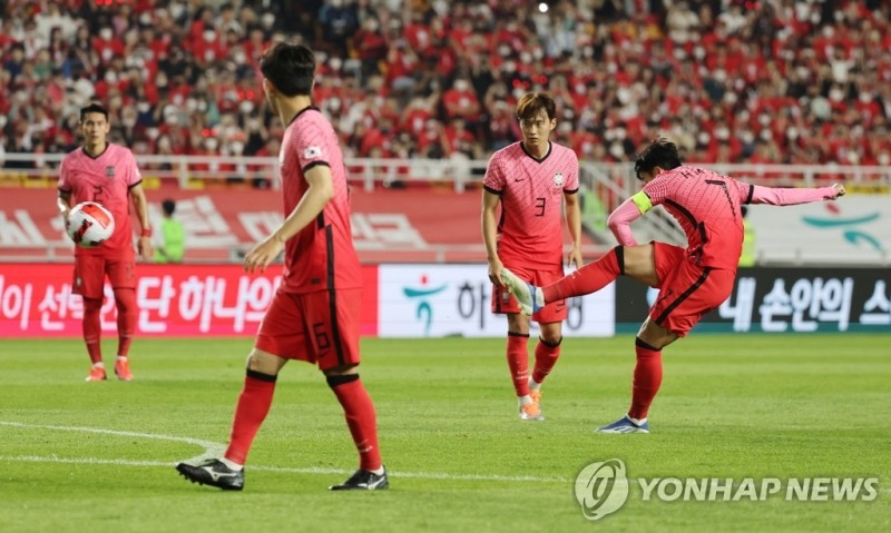 프리킥으로 득점하고 있는 손흥민