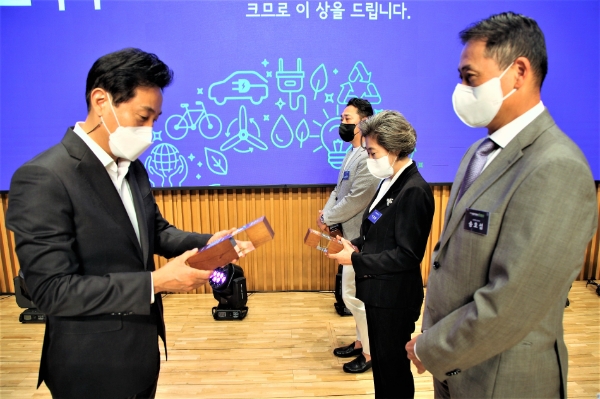 오세훈 서울특별시장(왼쪽)이 스타벅스 코리아 송호섭 대표에게 서울특별시 환경상 최우수상을 수여하고 있다.