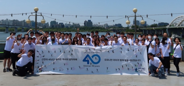 지난 11일 이촌 한강공원부터 망원 한강공원 일대에서 진행한 ‘함께 RUN 할래?’ 플로깅 DAY 모습.