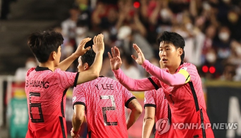 (수원=연합뉴스) 10일 오후 수원월드컵경기장에서 열린 남자 축구 국가대표팀 평가전 대한민국 대 파라과이의 경기. 대한민국 손흥민이 추격 골을 넣고 동료와 기뻐하고 있다.