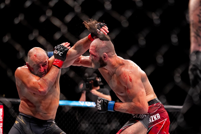 말 그대로 혈전을 벌인 테세이라(왼쪽)와 새롭게 챔피언이 된 프로하즈카(사진=UFC)