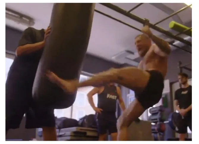 11개월여 만에 발차기를 해 보는 맥그리거. (사진=노토리우스 인스타그램)