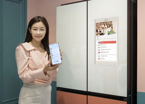 삼성전자 모델이 '스마트싱스 홈 라이프(SmartThings Home Life)' 업데이트로 한 차원 진화된 사용 경험을 제공하는 삼성 비스포크 냉장고를 소개하고 있는 모습. 13일부터 진행되는 소프트웨어 업데이트를 통해 와인 냉장고 전용 기능인 '소믈리에앳홈' 기능이 일반 비스포크 냉장고와 비스포크 큐브 냉장도에서도 사용 가능해지며, 비스포크 냉장고 패밀리허브에 무료 비디오 서비스 '삼성 TV 플러스'가 제공된다.