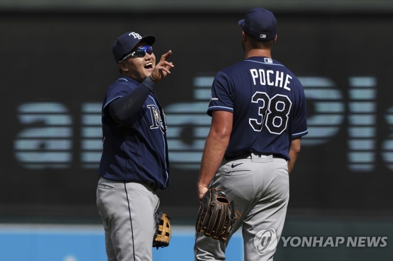 (미니애폴리스 AP=연합뉴스) 탬파베이 레이스 주전 1루수 최지만(왼쪽)이 13일(한국시간) 미국 미네소타주 미니애폴리스의 타깃 필드에서 미네소타 트윈스와 벌인 2022 미국프로야구 메이저리그(MLB) 방문 경기에서 승리한 뒤, 투수 콜린 포체와 웃으며 대화를 나누고 있다.