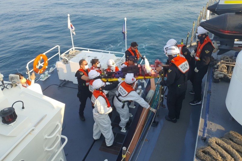 목포해경이 지난 11일 신안군 하태도에서 손목 골절상 응급환자를 이송하고 있다. (사진제공 = 목포해양경찰서)