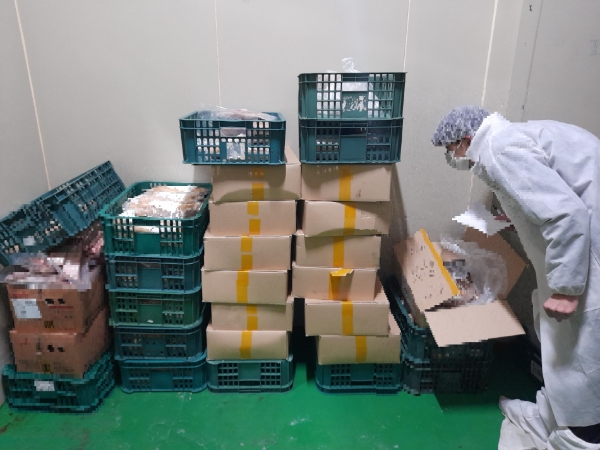 정상제품과 혼재된 상태로 ′폐기용′ 표시 없이 유통기한 경과 제품 보관 모습.