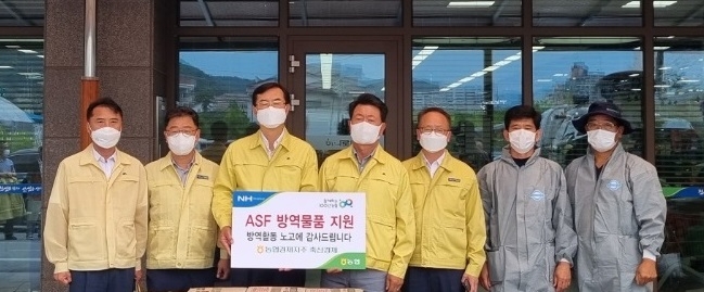 안병우 농협 축산경제대표이사(사진 왼쪽에서 세 번째), 임홍원 홍천축협 조합장(사진 왼쪽에서 네 번째)등 참석자들이 기념촬영을 하고 있다.