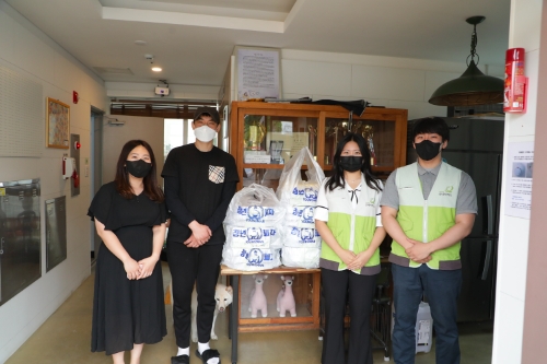 지난 10일, 굿네이버스가 아동양육시설 '선덕원'에 피자를 전달하며 기념 촬영을 하고 있다.