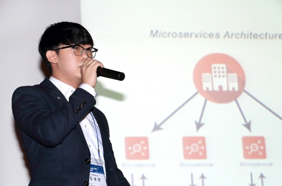 해커톤 본선에 오른 참가자들이 과제를 발표하는 모습