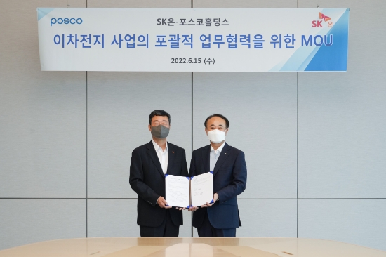 지동섭 SK온 대표(왼쪽)와 유병옥 포스코홀딩스 친환경미래소재팀장(부사장)이 15일 오전 서울 대치동 포스코센터에서 업무협력을 위한 양해각서를 체결하고 있다. 사진=포스코홀딩스/사진 제공 = SK온