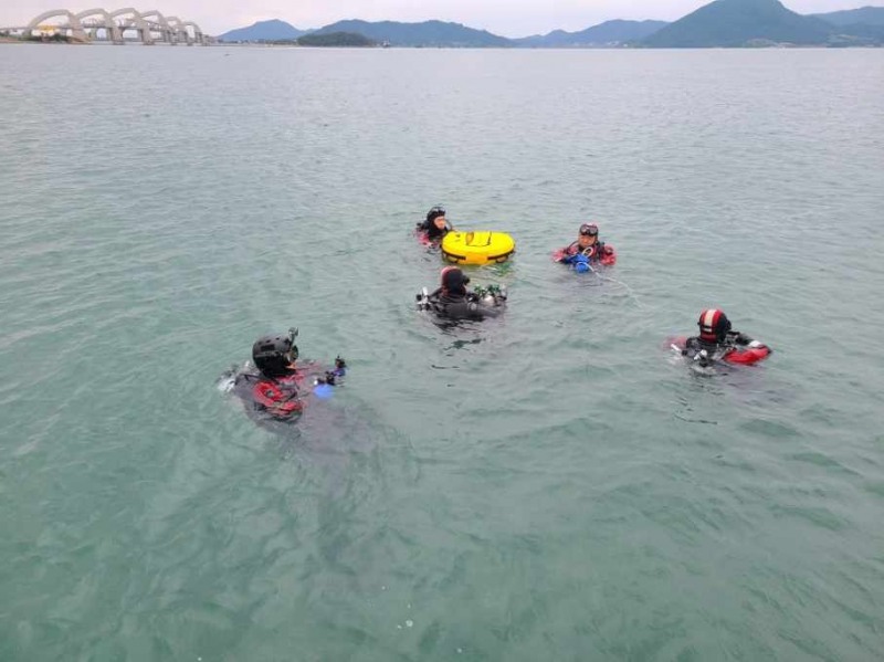 서해지방해양경찰청 과학수사요원과 중앙해양특수구조단 서해해양특수구조대원이 지난 14일 전남 영암군 영암방조제 인근 해상에서 합동 수중과학수사 훈련을 하고 있다. (사진제공 = 서해지방해양경찰청)