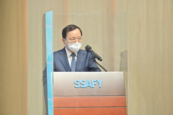 6기 수료식에 참석한 삼성전자 경영지원실 박학규 사장이 축사를 하고 있다./사진 제공 = 삼성전자