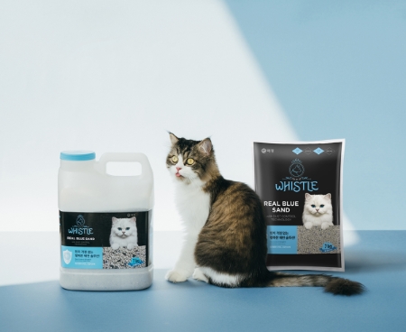 애경산업 "반려묘 증가에 '휘슬' 고양이 용품 매출 껑충"