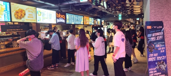 종로 롤파크 LCK 아레나에서 LoL e스포츠 국제 대회를 관람하기 위해 BBQ 롤파크 빌지워터점에 방문한 팬들