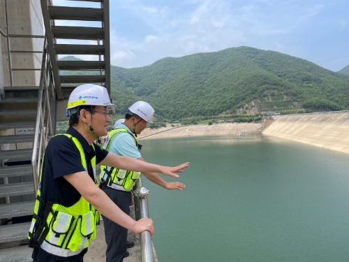 김일환 국토안전관리원 원장(왼쪽에서 첫 번째)이 밀양다목적댐 정밀안전진단현장을 살펴보고 있다.