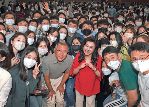 정의선 현대차그룹 회장(앞줄 가운데)과 오은영 박사(왼쪽 세번째)가 ‘마음 상담 토크 콘서트’를 마치고 직원들과 함께 기념사진을 찍는 모습./사진 제공 = 현대자동차