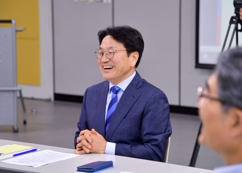 강기정 광주광역시장 당선인이 16일 광주도시공사에 마련된 새로운 광주시대 준비위원회 대회의실에서 '균형발전 3.0' 간담회를 갖고 있다.사진=광주광역시