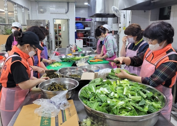 홍천읍여성의용소방대, 어르신 위한 조리 및 배식 봉사활동