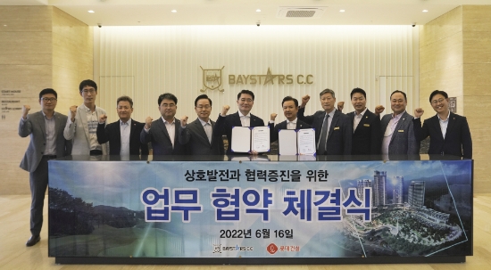 롯데건설 이부용 주택사업본부장(왼쪽에서 6번째)과 새정스타즈 정상헌 대표이사(오른쪽에서 5번째)가 업무 협약 체결 후 사진촬영을 진행했다./사진 제공 = 롯데건설