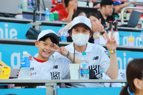 16일 수원KT위즈파크서 진행한 '포카리스웨트 스폰서 데이'의 시구, 시타 이벤트에 참여한 아버지와 아들