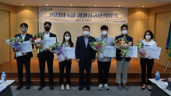 NH농협캐피탈은 15일, 기업의 브랜드 홍보와 조직에 대한 소속감 및 애사심 고취를 위해‘비즈링 서비스’를 도입했다. 조두식 NH농협캐피탈 대표이사(왼쪽에서 네 번째)가 서울 여의도 본사에서 진행된 6월 경영성과분석회의에서 비즈링 음원 시나리오 수상자들과 기념촬영을 하고 있다.