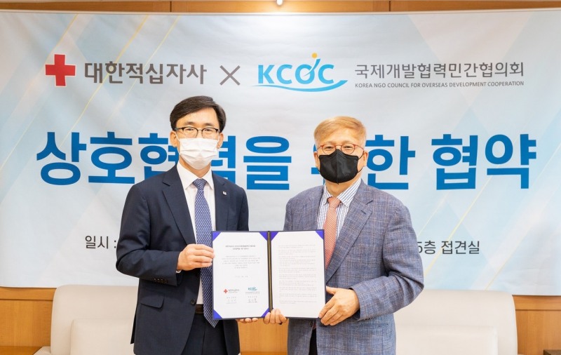 17일(금) 서울 중구 대한적십자사 서울사무소에서 열린 협약식에서 이상천 대한적십자사 사무총장(사진 왼쪽)과 조대식 국제개발협력민간협의회 사무총장(사진 오른쪽)이 기념촬영을 하고 있다./사진 제공 = 대한적십자사