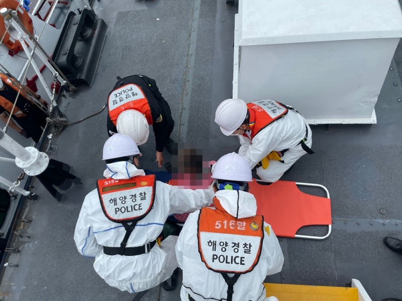 여수해경이 팔 부상 선원을 응급저치 후 긴급이송하고 있다. (사진제공 = 여수해양경찰서)