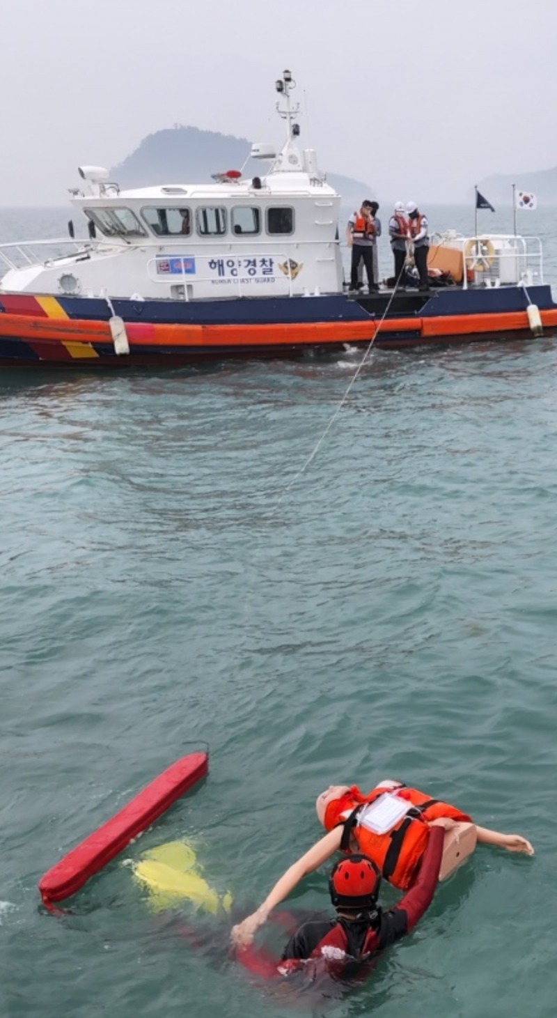 서해해경청이 지난 16일 전남 완도군 신지도 인근 해상에서 해양사고에 대비하기 위한 민관군 합동 수난대비 훈련을 실시했다. (사진제공 = 서해지방해양경찰청)
