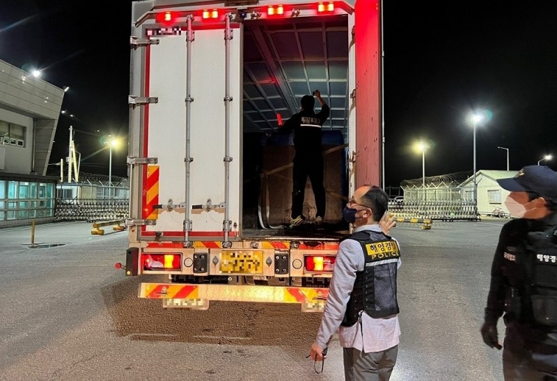 목포해경이 화물선을 통해 제주에서 육지로 오가는 화물차를 불시에 임검하고 있다. (사진제공 = 목포해양경찰서)